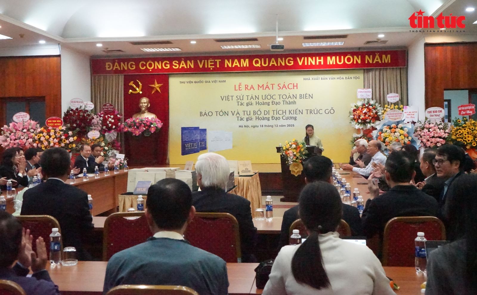 Quang cảnh lễ ra mắt sách.