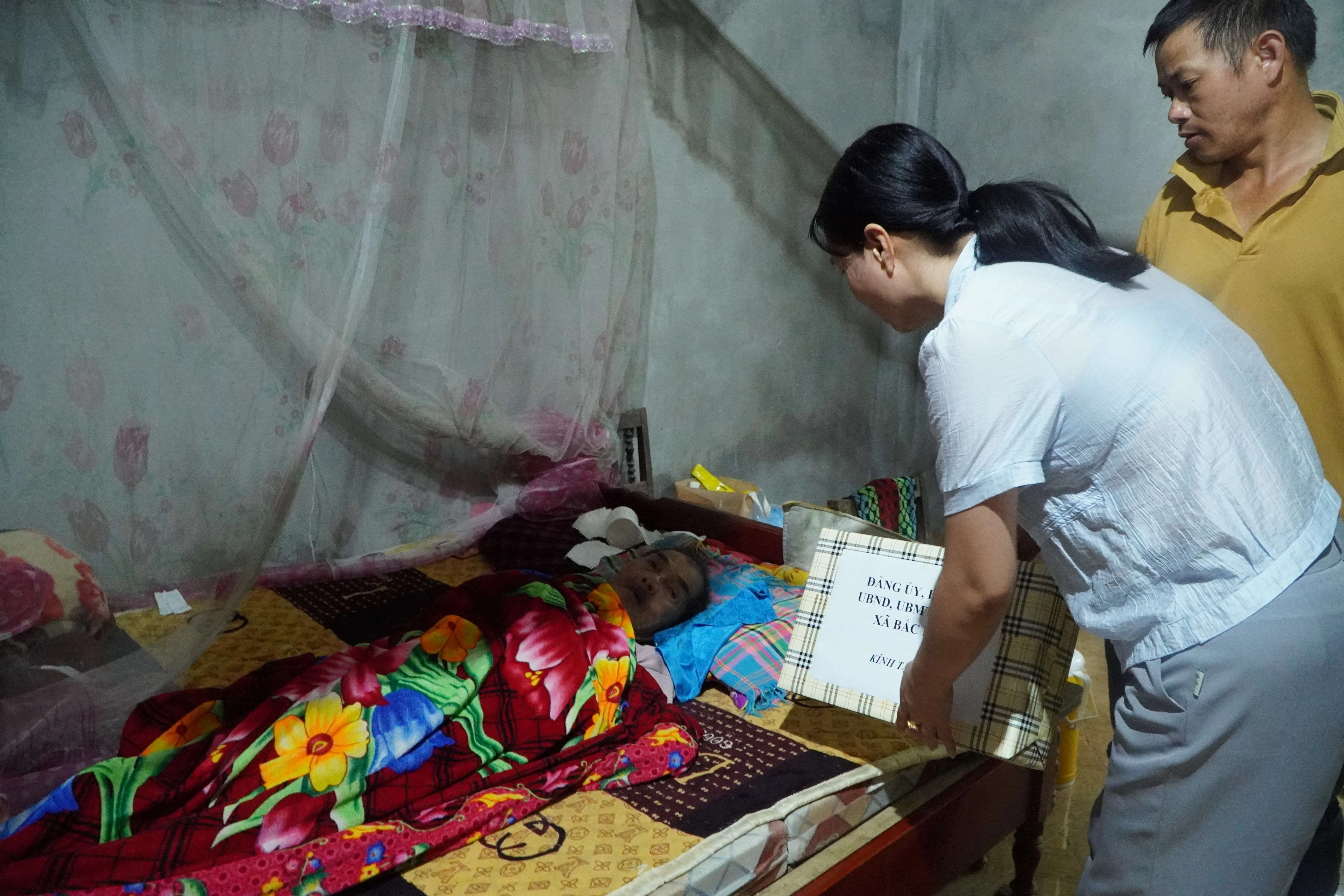 Thăm và tặng quà ông Vàng Văn Đao, người hoạt động kháng chiến bị nhiễm chất độc hóa học tại thôn Na Áng A.