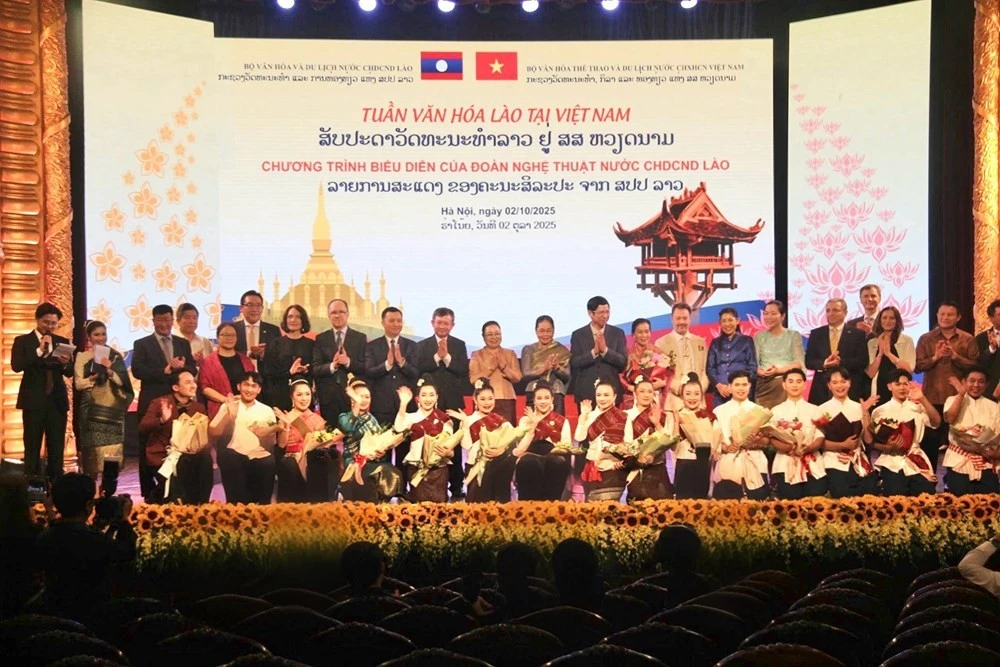 Các đại biểu tặng hoa chúc mừng nghệ sĩ