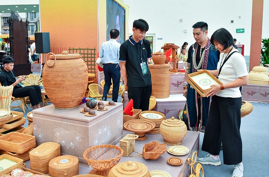 Du khách tìm hiểu các sản phẩm làng nghề trong khu trưng bày “Tinh hoa Thu Hà Nội” tại Hội chợ Mùa Thu lần thứ nhất 2025. Du khách tìm hiểu các sản phẩm làng nghề trong khu trưng bày “Tinh hoa Thu Hà Nội” tại Hội chợ Mùa Thu lần thứ nhất 2025.