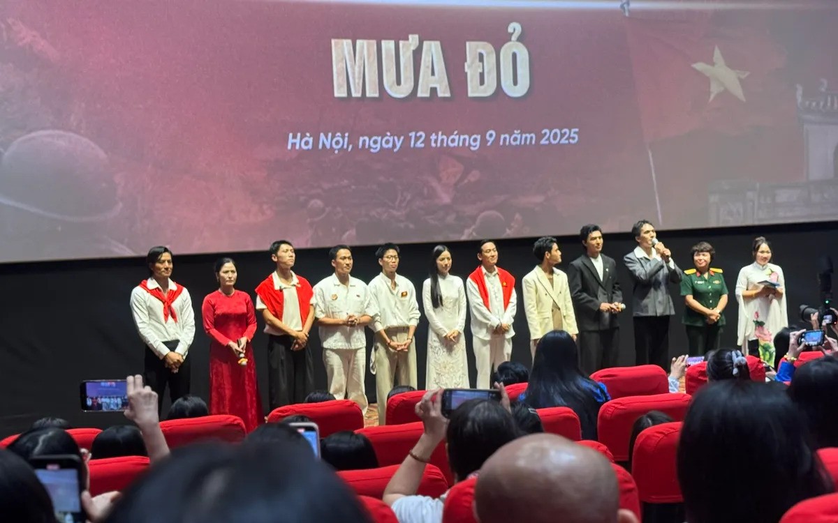 Diễn viên "Mưa đỏ" giao lưu cùng khán giả. muado.jpg