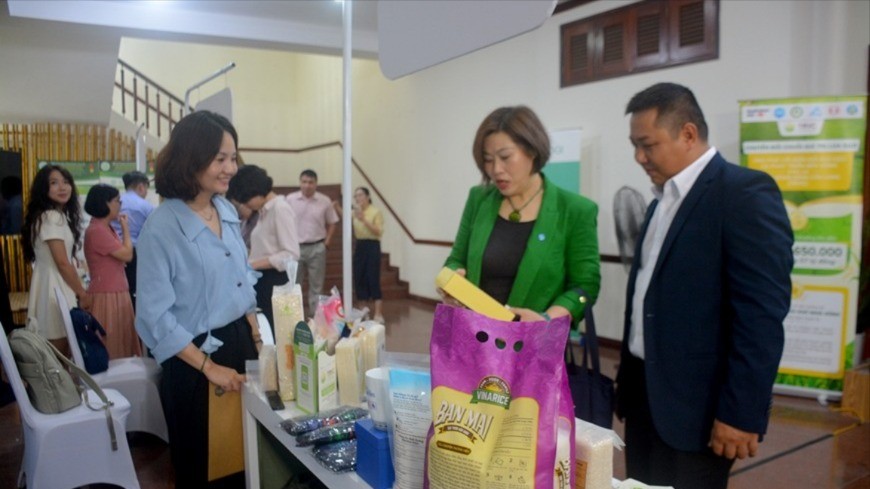 Một gian hàng được trưng bày, giới thiệu bên lề hội nghị. ntk-1180-1-9302.jpg