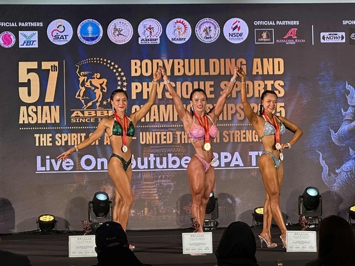 Kim Dung (giữa, HCV) và Cẩm Hướng (phải, HCĐ) nội dung fitness physique VĐV dưới 1,65 m.