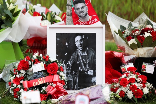 CLB Liverpool lập riêng một khu tưởng niệm để CĐV đặt hoa, thắp nến và tưởng nhớ Jota CLB Liverpool lập riêng một khu tưởng niệm để CĐV đặt hoa, thắp nến và tưởng nhớ Jota