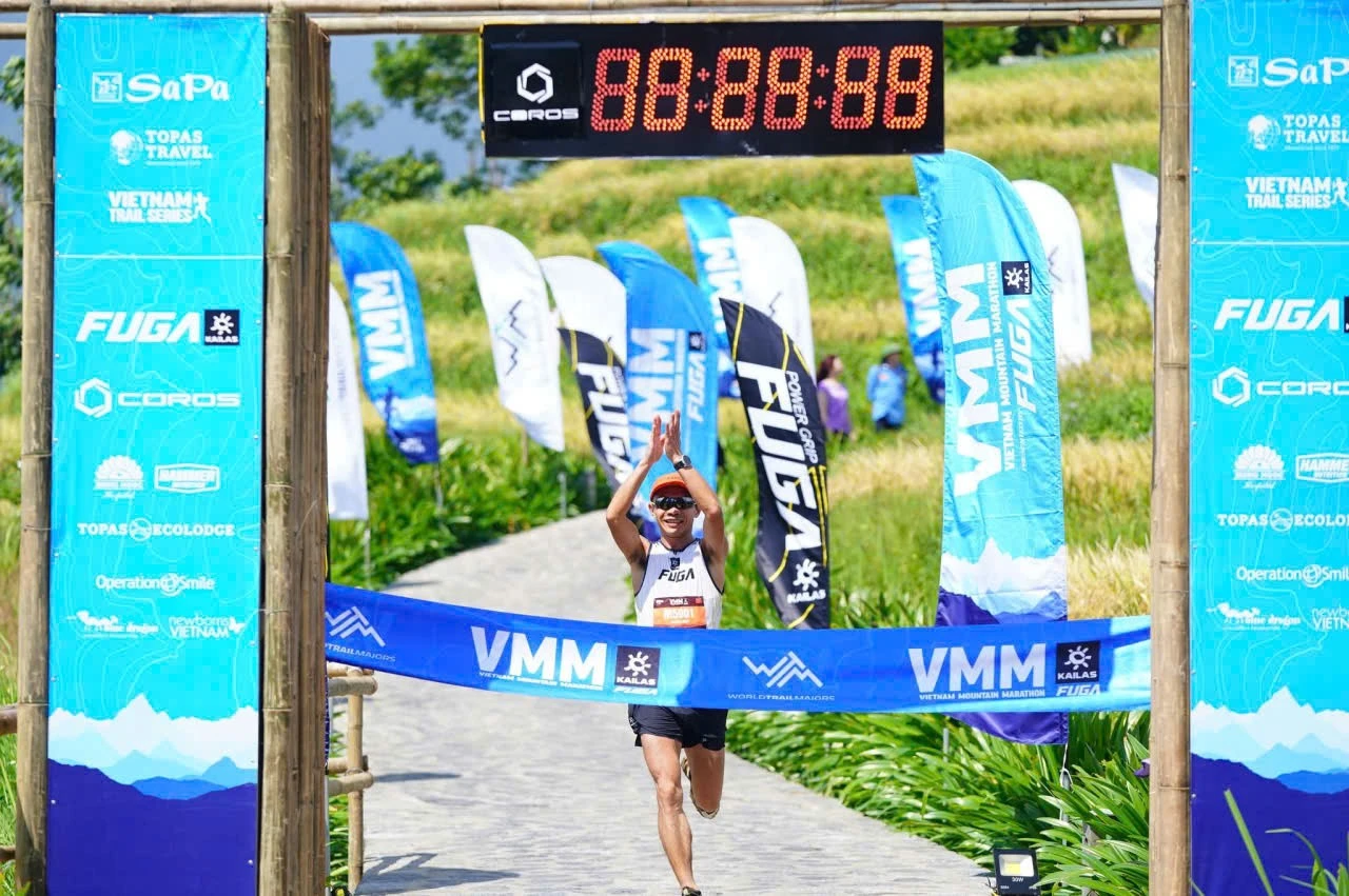 Niềm vui của vận động viên khi về đích.