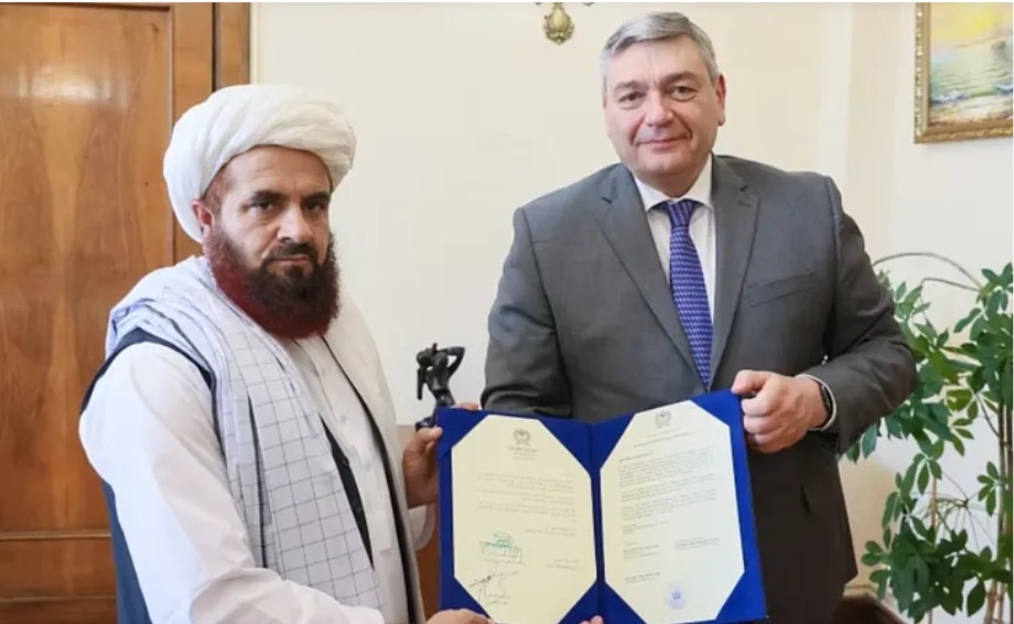 Tân Đại sứ Afghanistan tại Nga, ông Gul Hassan Hassan (trái), trình quốc thư cho Thứ trưởng Ngoại giao Nga Andrey Rudenko (Ảnh: Bộ Ngoại giao Nga) nga-af.png