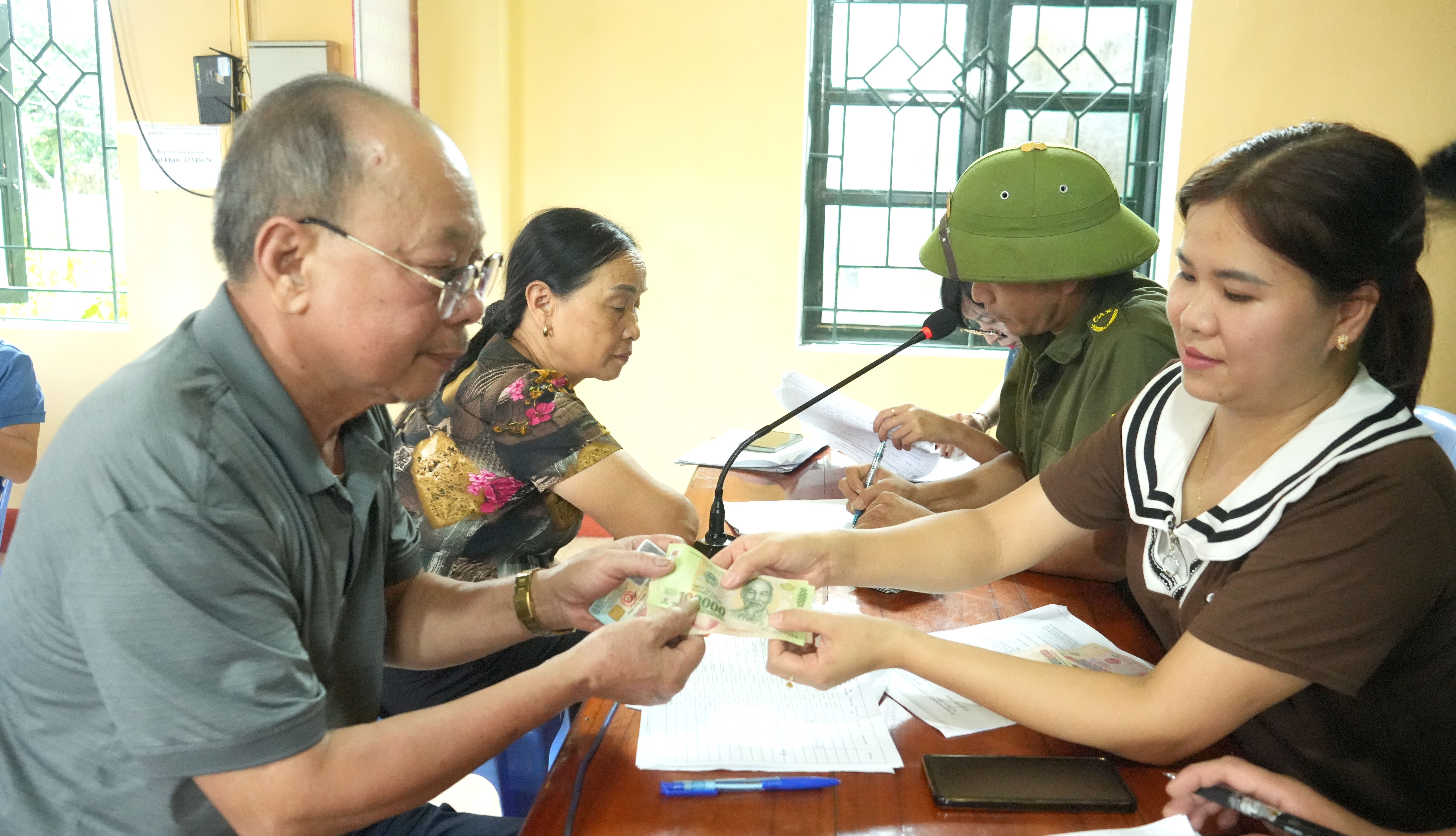 Ông Khuất Duy Hiền, Thôn Phố Hóp, xã Trấn Yên nhận quà tại hội trường thôn. anh4-3963.jpg