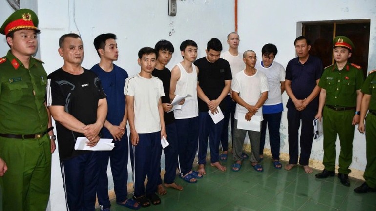 Cơ quan công an khởi tố, bắt tạm giam các đối tượng trong đường dây vận chuyển, buôn bán trái phép bình khí cười. Cơ quan công an khởi tố, bắt tạm giam các đối tượng trong đường dây vận chuyển, buôn bán trái phép bình khí cười.
