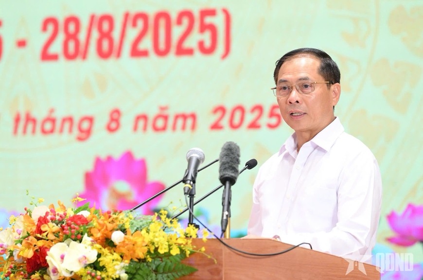 Phó thủ tướng Chính phủ, Bộ trưởng Bộ Ngoại giao Bùi Thanh Sơn phát biểu tại buổi gặp mặt. Phó thủ tướng Chính phủ, Bộ trưởng Bộ Ngoại giao Bùi Thanh Sơn phát biểu tại buổi gặp mặt.