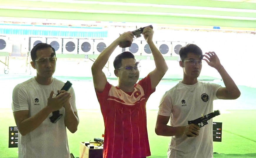 Xạ thủ Hà Minh Thành (giữa) mừng chiến thắng.