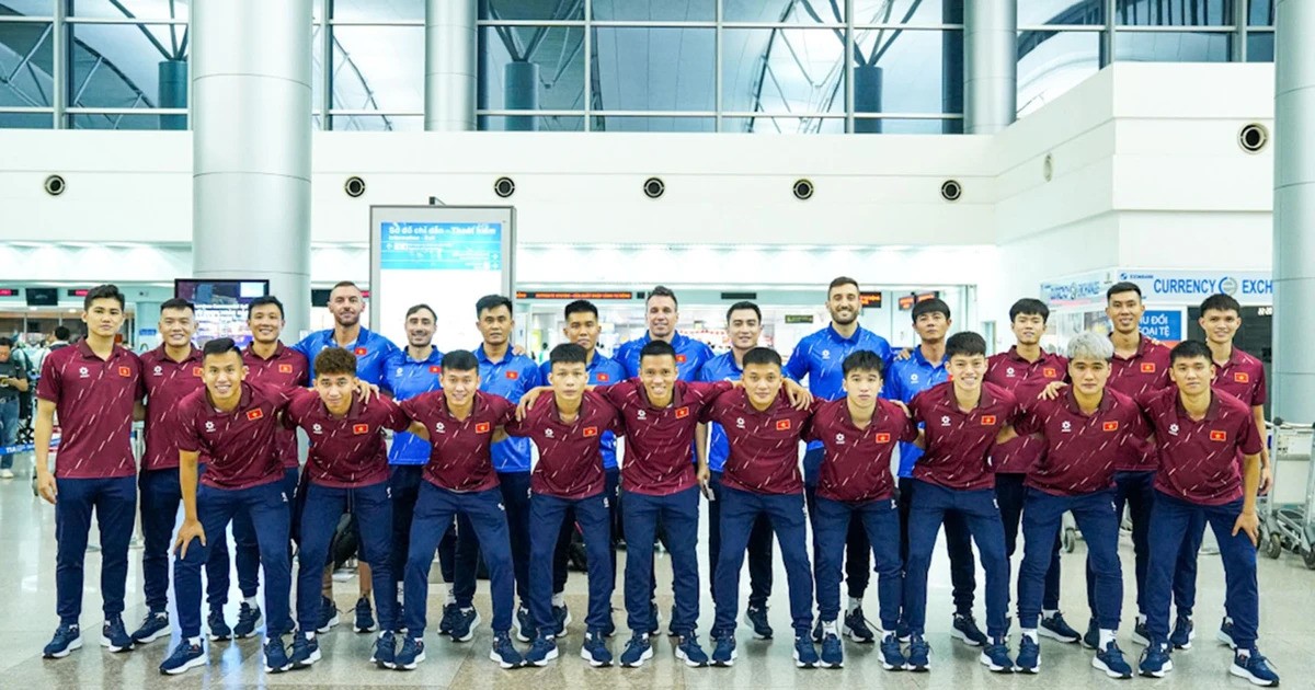Các thành viên đội tuyển futsal Việt Nam lên đường tập huấn quốc tế. futsal.jpg