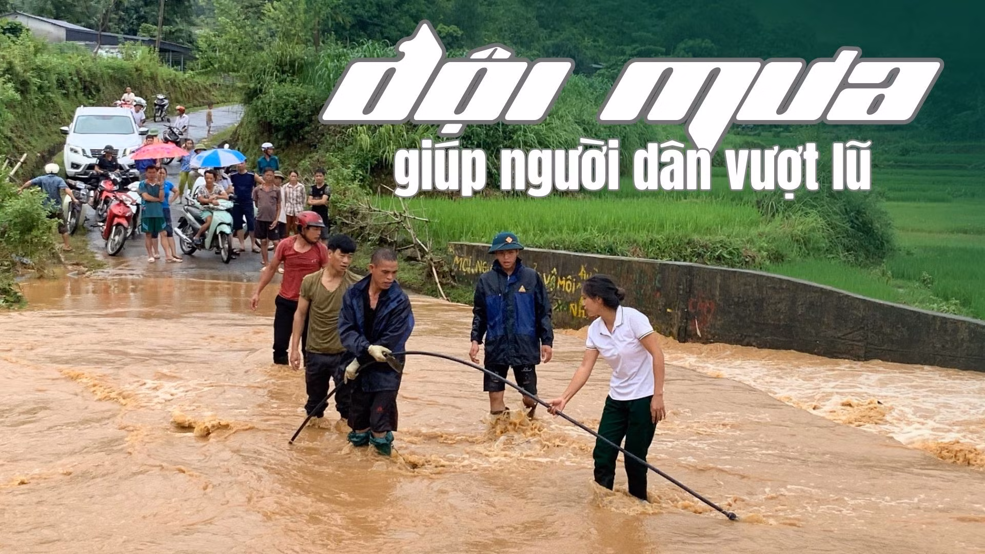 Đội mưa giúp người dân vượt lũ