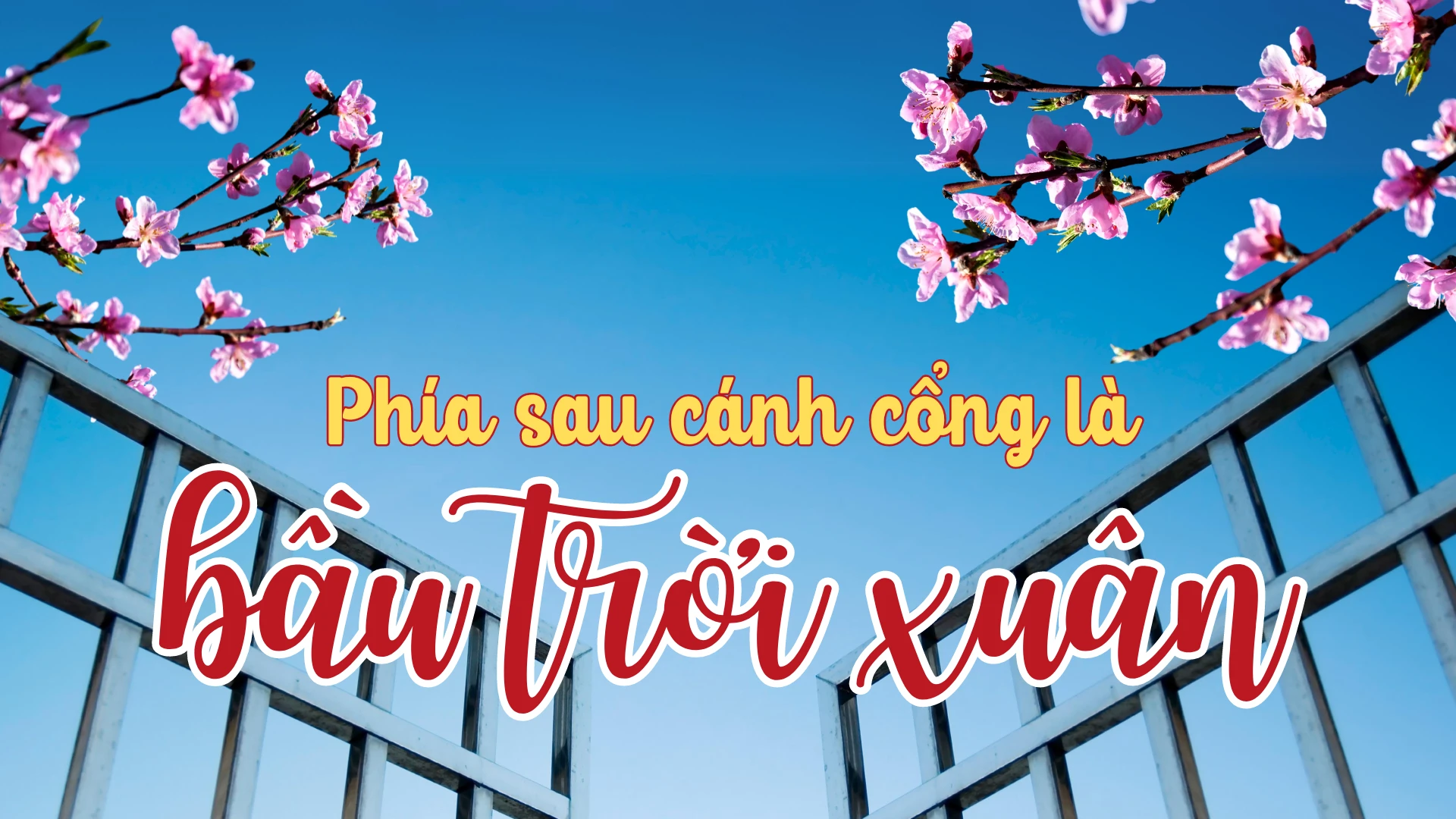 Phía sau cánh cổng là bầu trời xuân