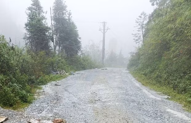 Người dân tự giác phá dỡ những cọc sắt trên lòng đường tuyến Nậm Mòn - Cốc Ly