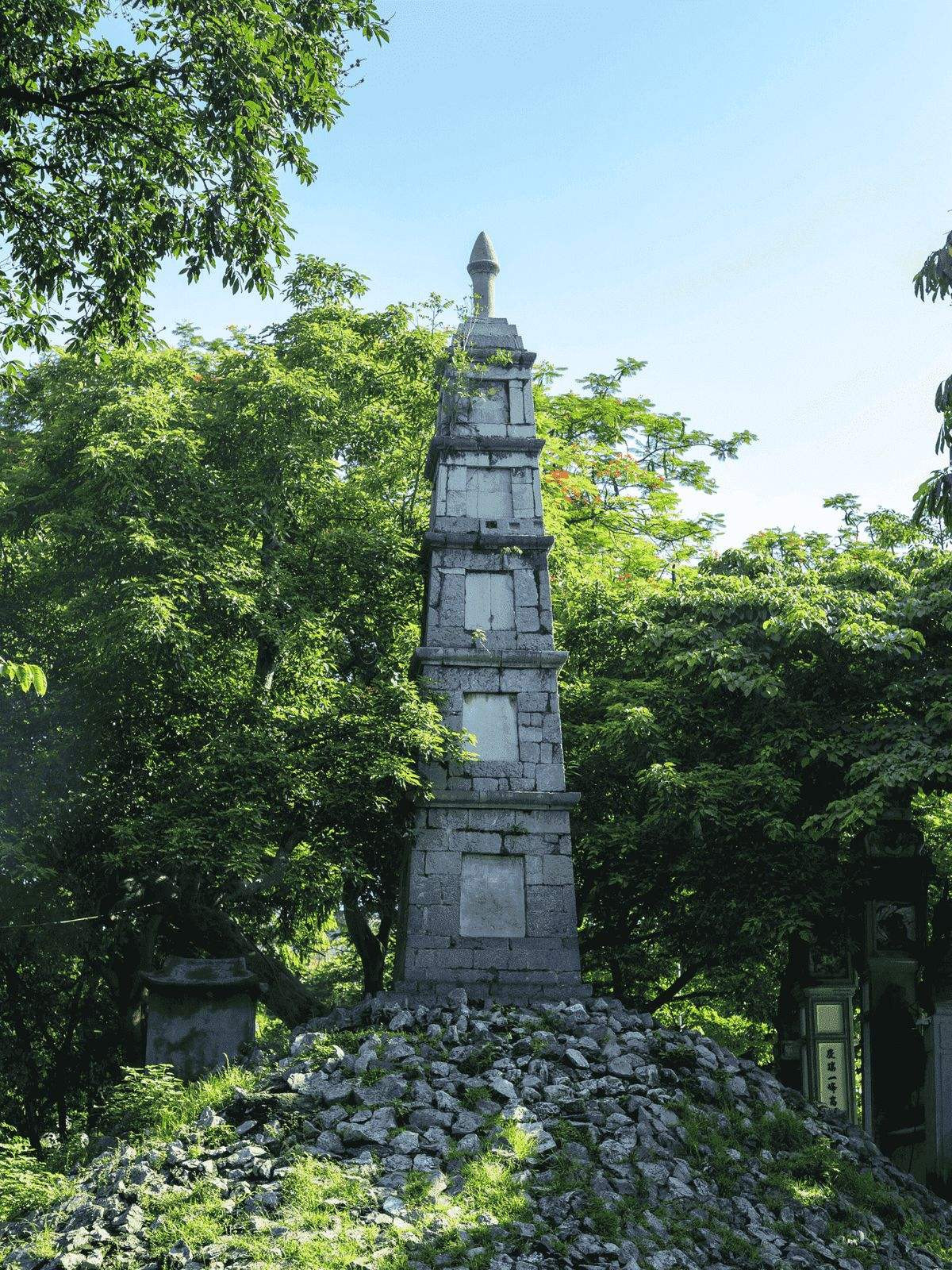 Trên nóc cổng, nghiên mực được đặt trên một trụ khối hình hộp.