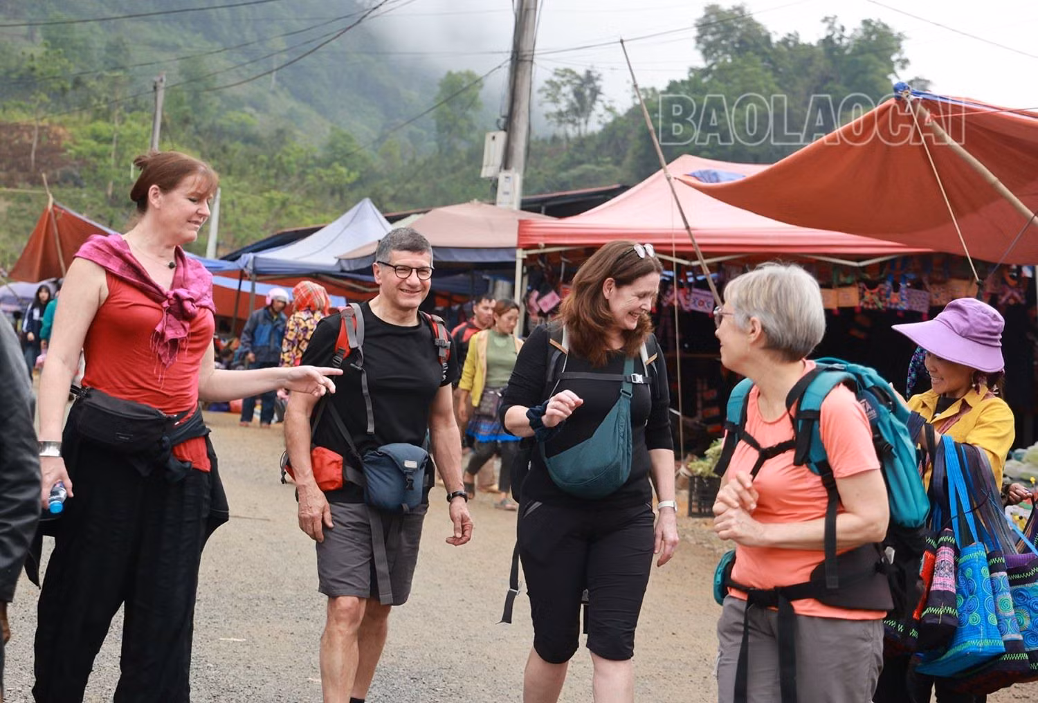 Lên Cốc Ly xem du khách nước ngoài dạo chơi chợ phiên