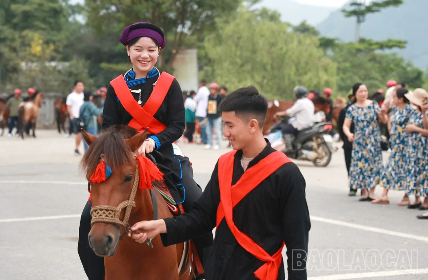 Diễu diễn đường phố - nét độc đáo của Festival Cao nguyên trắng Bắc Hà