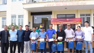 Đoàn thiện nguyện Hải Phòng tặng quà người dân vùng lũ Bắc Hà và Si Ma Cai