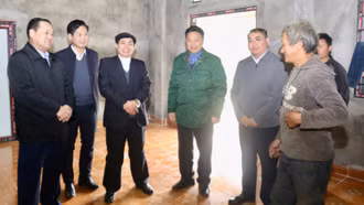 Phó Chủ tịch HĐND tỉnh Lý Bình Minh thăm, tặng quà một số gia đình tại huyện Bắc Hà