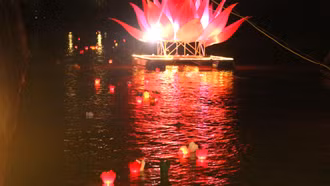 Lung linh Lễ cầu an và thả đèn hoa đăng