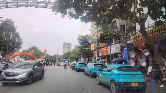Xe taxi, xe điện đậu, đỗ lộn xộn trước Cửa khẩu Quốc tế Lào Cai