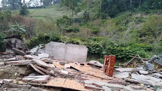 Cận cảnh nhà dân bị sạt lở tại thôn Pờ Chồ, xã Lùng Phình (Bắc Hà)