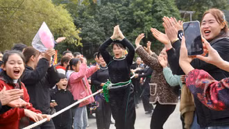 Tưng bừng lễ hội đền Làng Lúc