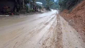 Bùn đất ngập đường giao thông ở “cửa ngõ” huyện Văn Bàn