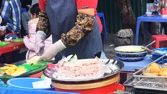 Mức xử phạt hành vi không đeo găng tay khi chế biến thức ăn ở quầy hàng kinh doanh thực phẩm