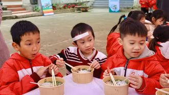 Báo Tuổi trẻ mang “Phở yêu thương” về Phúc Khánh (Bảo Yên)