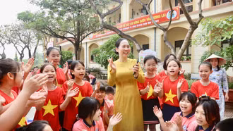 Cô - trò hát vang sân trường