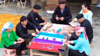 Nghề làm tranh cắt giấy của người Nùng ở Bản Sen