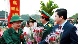 Bí thư Tỉnh ủy Dương Quốc Huy dự Lễ giao nhận quân tại Trung đoàn 121