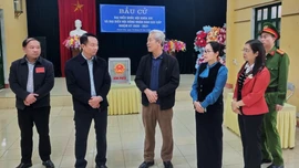 Phó Chủ tịch Thường trực HĐND tỉnh Vũ Quỳnh Khánh kiểm tra công tác bầu cử tại xã Khánh Hòa và xã Phúc Lợi