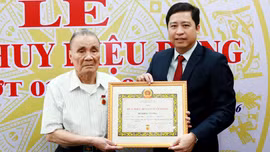 Bí thư Tỉnh ủy Dương Quốc Huy dự và trao Huy hiệu 80 năm tuổi Đảng cho đảng viên Đỗ Khắc Cương