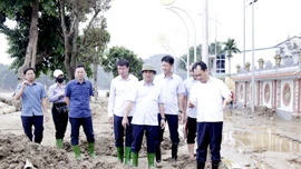 Đồng chí Bí thư Tỉnh ủy khảo sát phương án khắc phục thiên tai, ngập úng tại các phường: Nam Cường, Yên Bái, Văn Phú và xã Trấn Yên