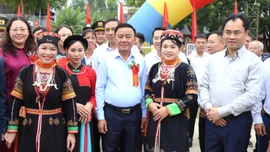 Thường trực Ban Bí thư Trần Cẩm Tú dự Ngày hội Đại đoàn kết toàn dân tộc tại 2 thôn Hồ Sen, Ngòi Lẻn, xã Thác Bà