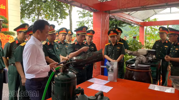 Chấm thi Hội thi “Doanh trại chính quy xanh, sạch, đẹp” tại Trung đoàn 174
