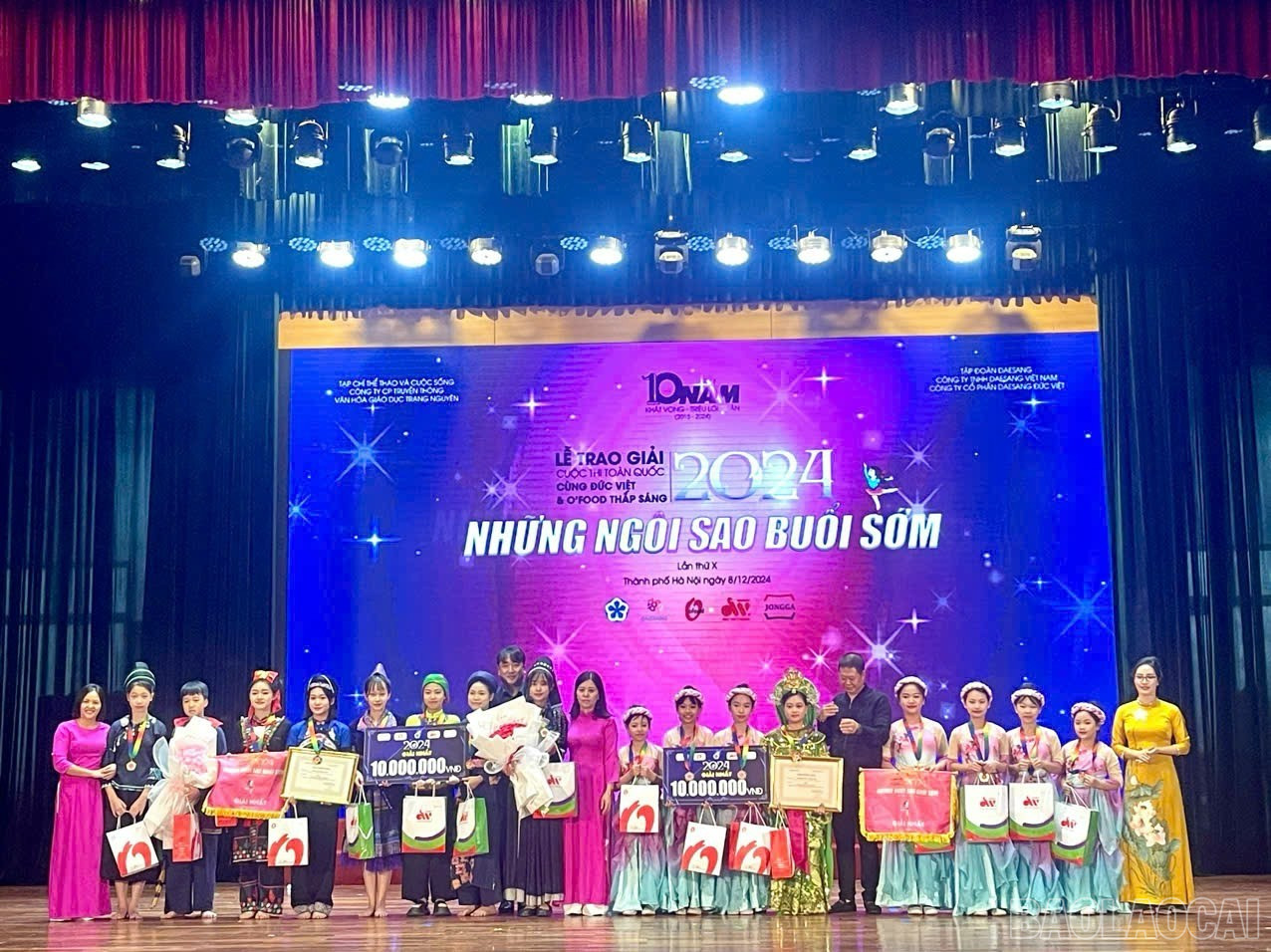 Ban Tổ chức trao giải Nhất cho 2 tập thể là Trường Tiểu học Lê Ngọc Hân và Trường THCS Ngô Văn Sở (thành phố Lào Cai). baolaocai-br_df52b886-7f33-478b-b11d-1174a7db3322.jpg