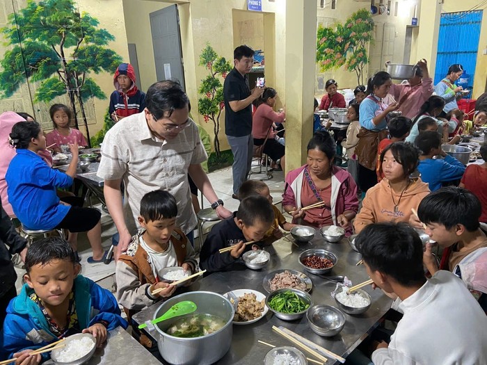 Lãnh đạo Phòng Giáo dục và Đào tạo thị xã Sa Pa đến các điểm trường động viên giáo viên, phụ huynh, học sinh. Ảnh: địa phương cung cấp. 1E0E4A31-8F8A-4FA6-8E26-CDF9BB1703B0.jpeg