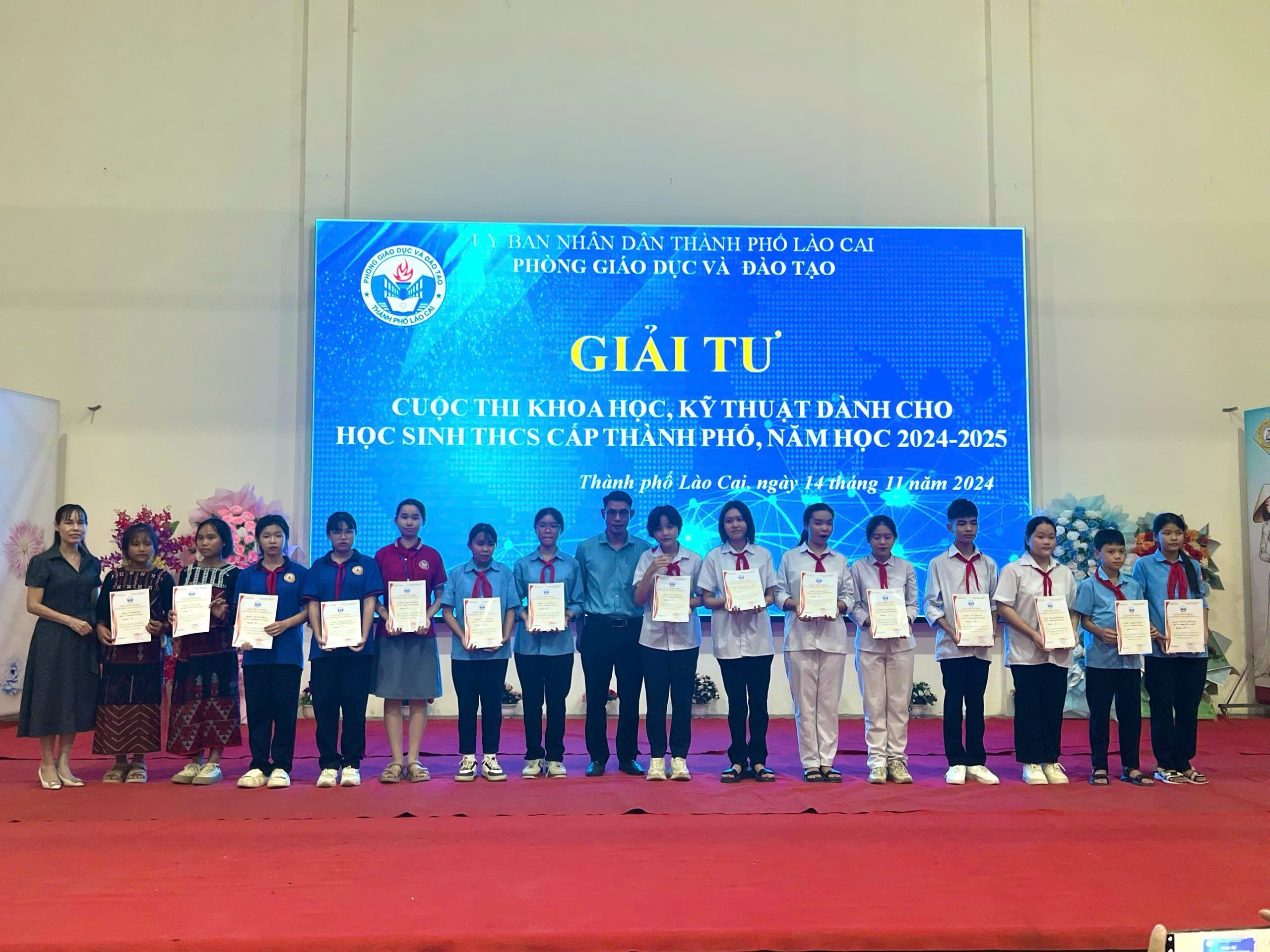 Ban Tổ chức trao giải Nhất, Nhì, Ba, Tư cho các dự án. 38124ea7-e632-4897-afa0-01fdb0b4b83b.jpg