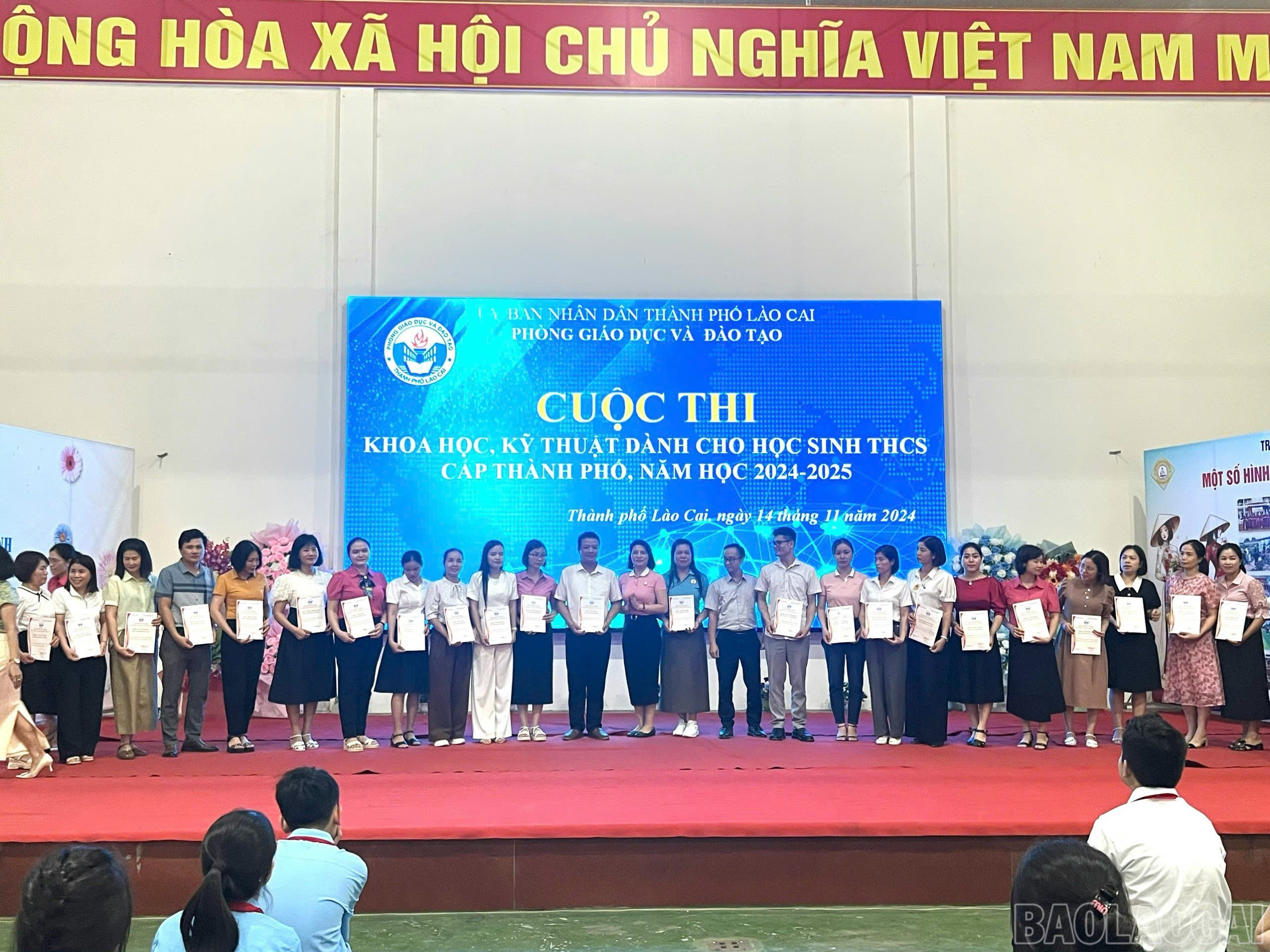 Khen thưởng các giáo viên có thành tích trong việc hướng dẫn nghiên cứu khoa học. baolaocai-br_9dc3de9a-f827-4f2e-9e02-e14591c81a1c.jpg