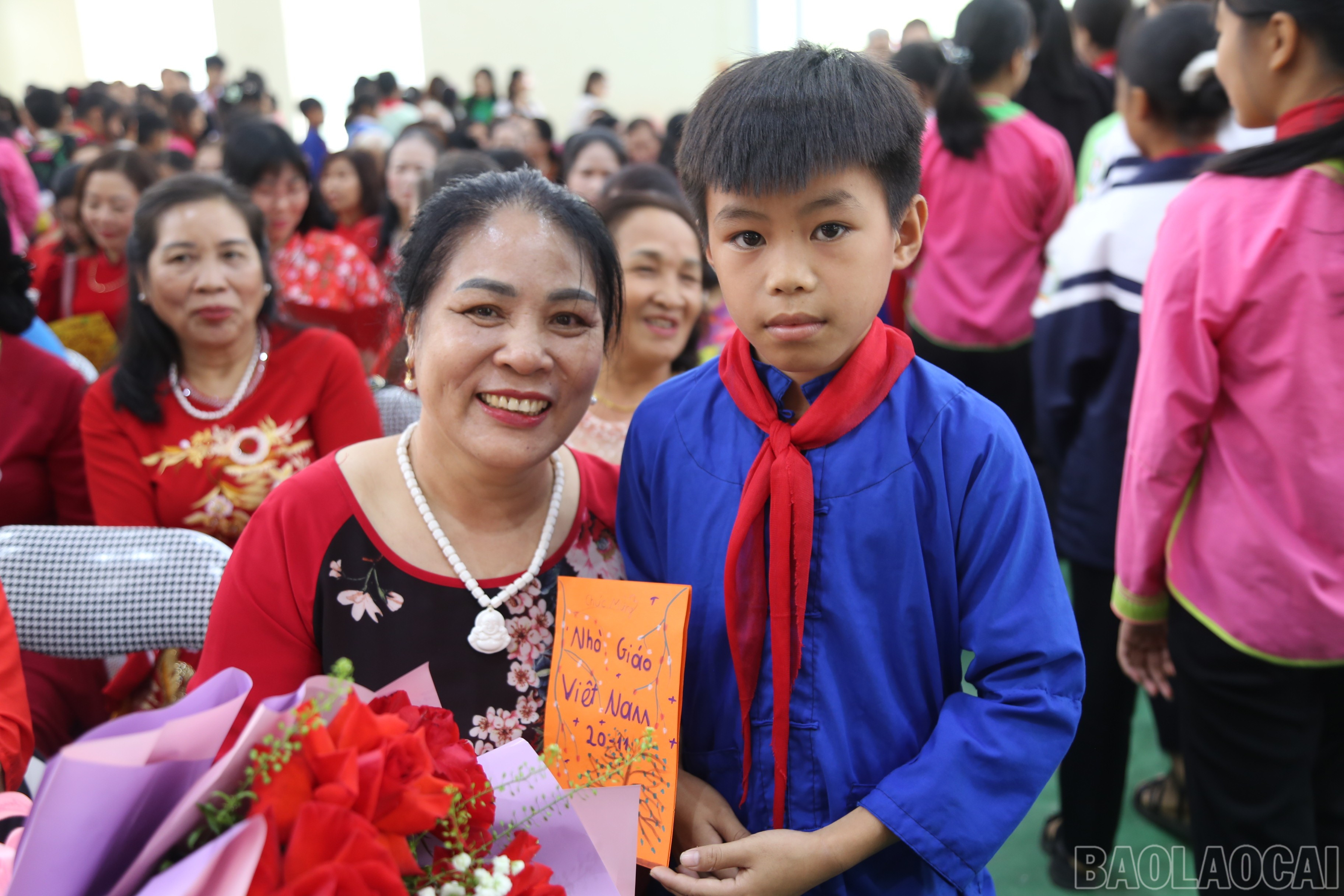 Học sinh tặng hoa tri ân các thầy cô giáo nhân dịp 20/11. baolaocai-br_32cab295-1aa1-4882-b295-3d2203567312.jpg