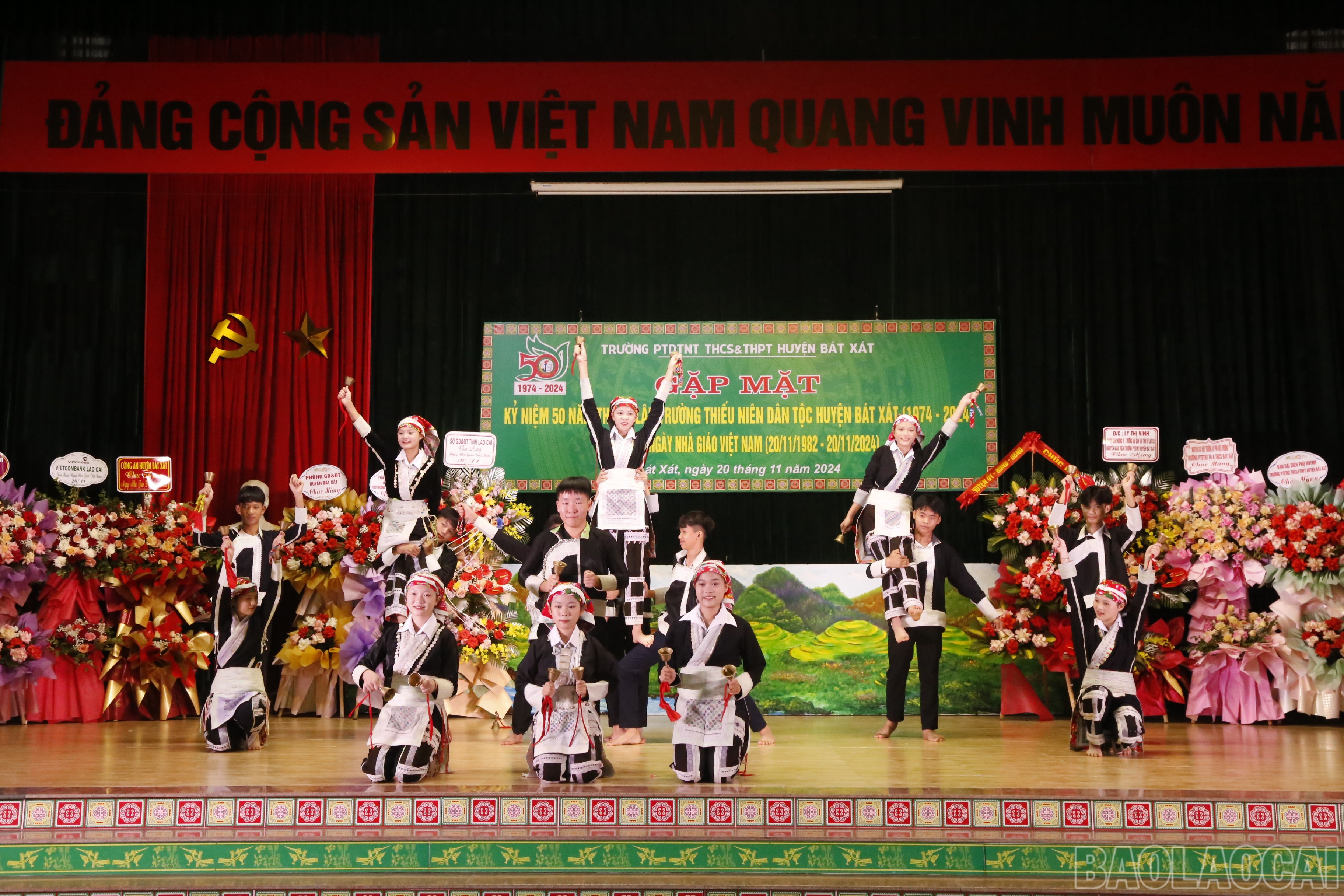 Văn nghệ chào mừng. baolaocai-br_891d45f6-6a1a-4b20-9619-51cfdfffe356.jpg