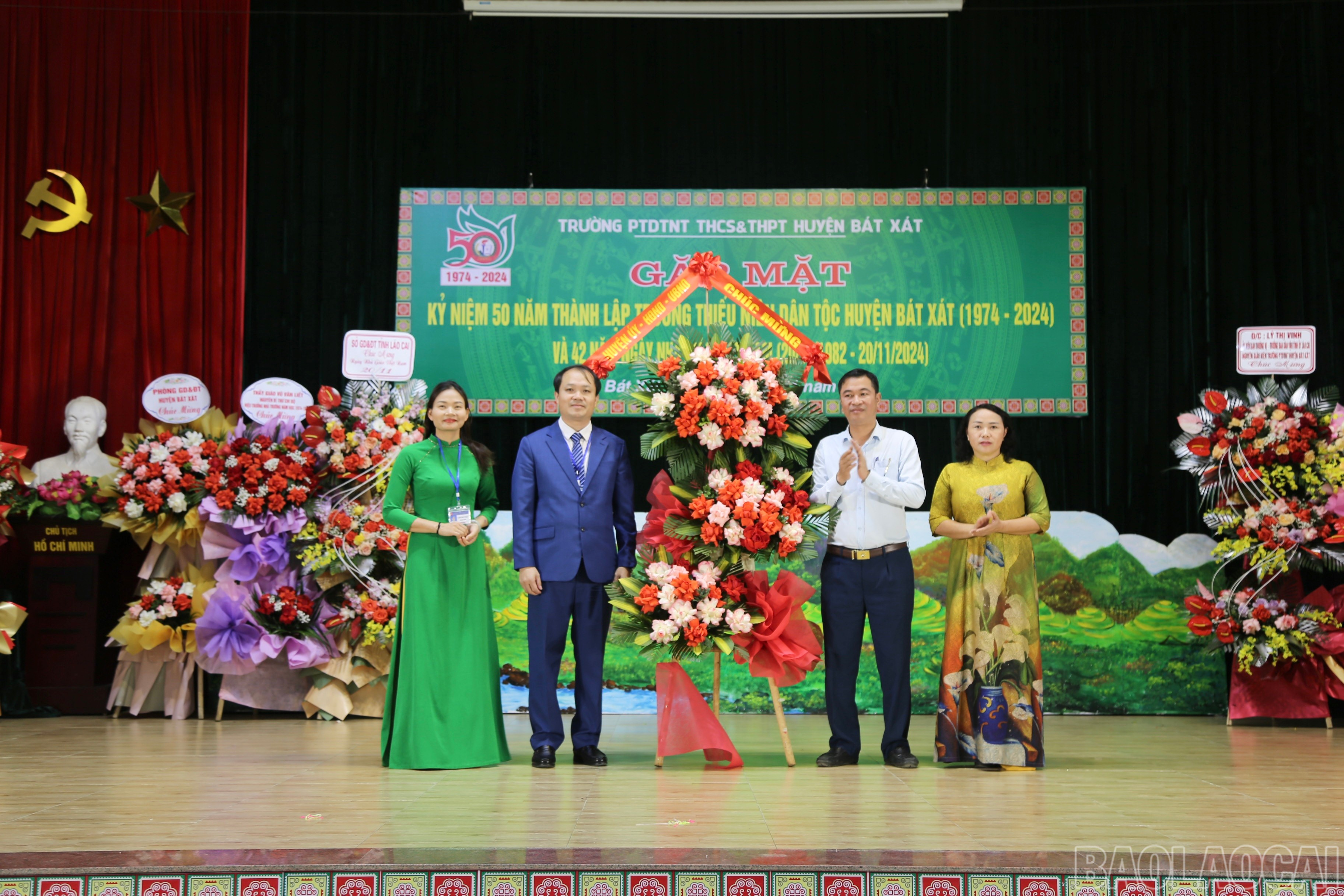 Lãnh đạo huyện Bát Xát tặng hoa chúc mừng nhà trường. baolaocai-br_9ae388a8-2977-4d99-954f-b026b5add1de.jpg