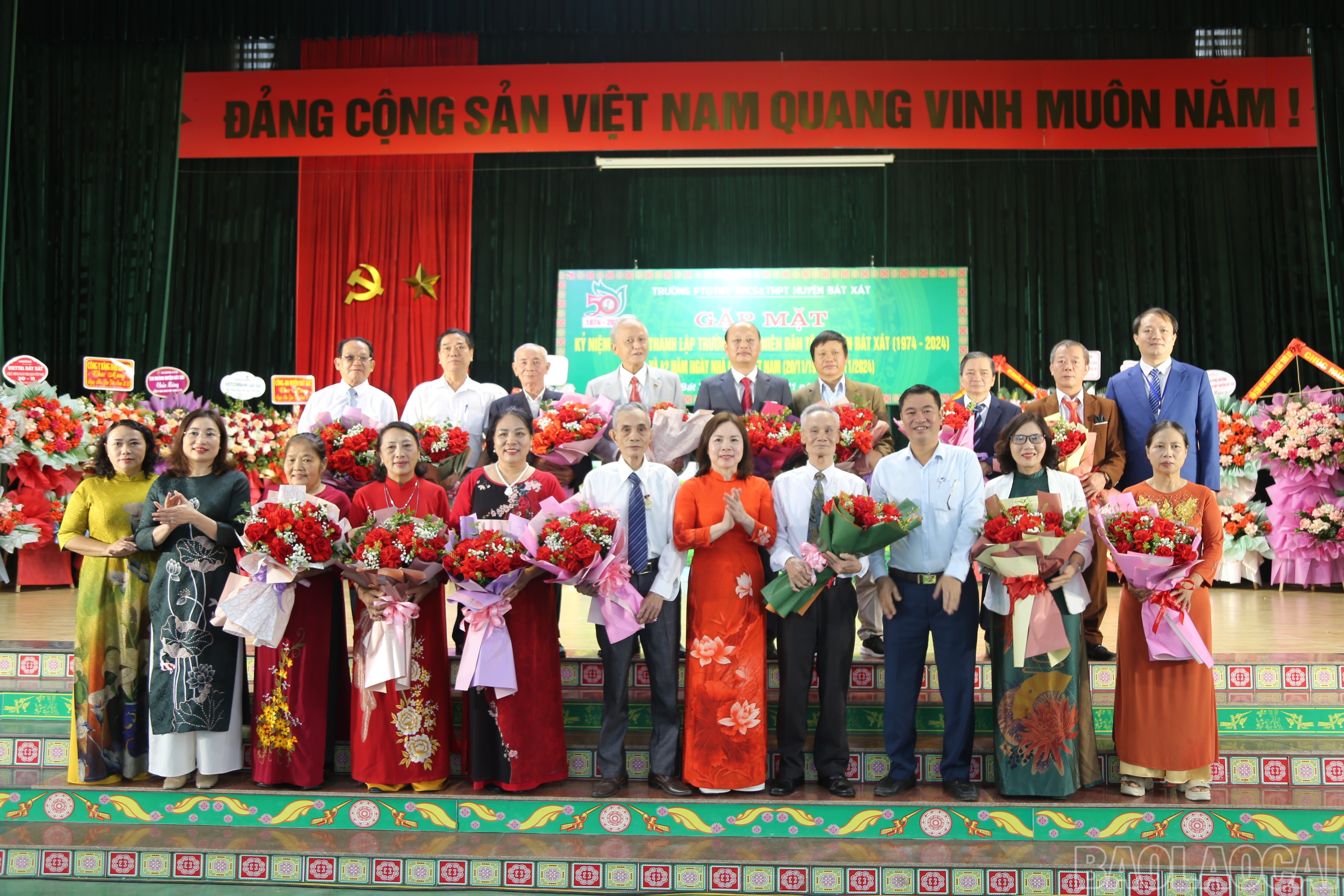 Tặng hoa chúc mừng các đồng chí nguyên là lãnh đạo nhà trường qua các thời kỳ. baolaocai-br_70eeac6f-3975-4dd5-bcab-4f89878221db.jpg
