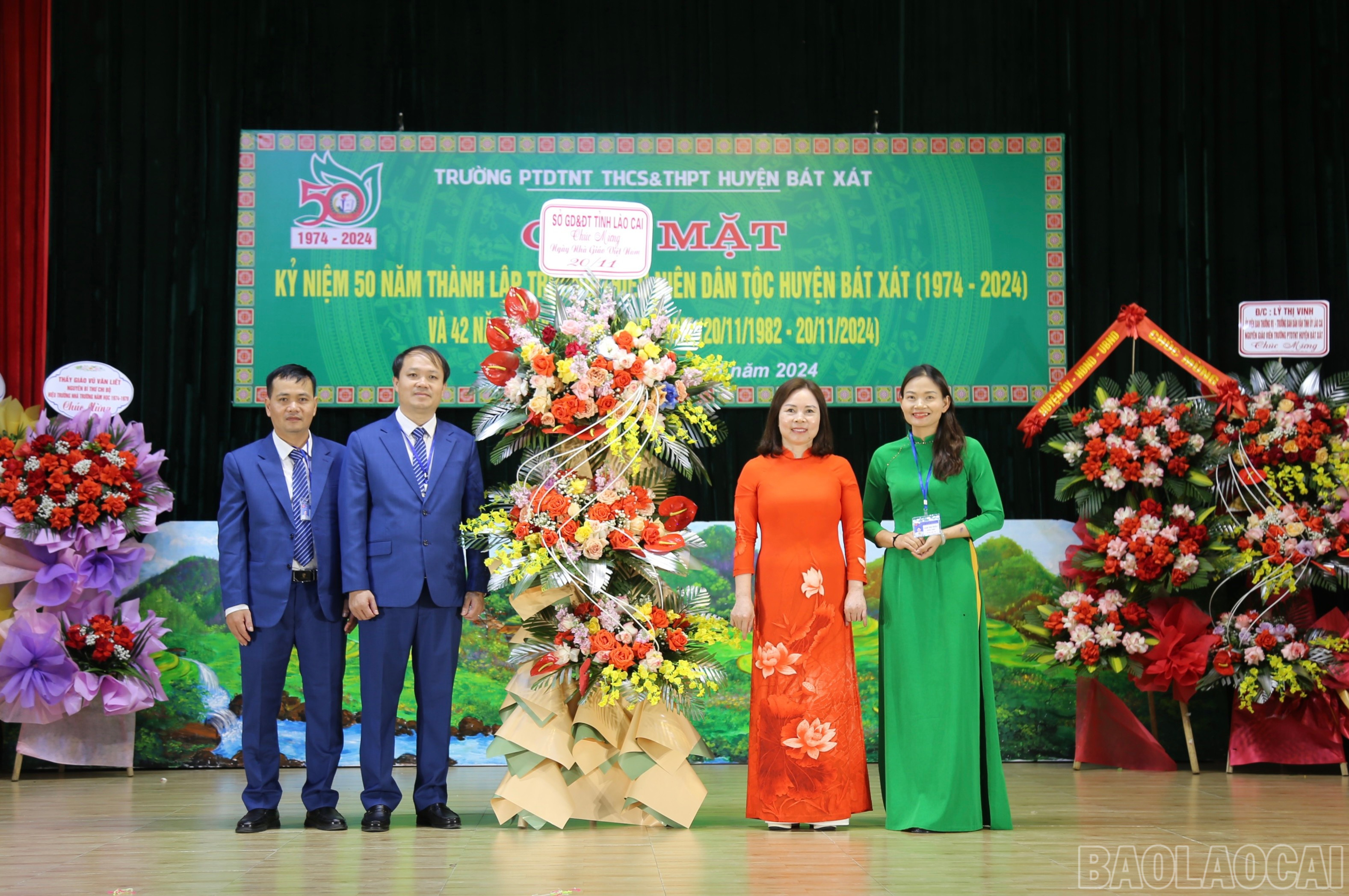 Lãnh đạo Sở Giáo dục và Đào tạo tặng hoa chúc mừng nhà trường. baolaocai-br_8fe4c3b7-b360-41fd-ad6b-33a52ebd5944.jpg
