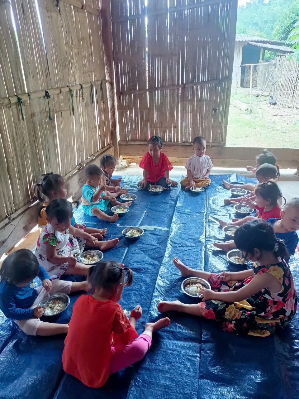 Những ngày đầu, cô và trò phải trải bạt xuống nền đất để ngồi. f79b089f-70da-42b4-bc36-dc2fe21cb673.jpg