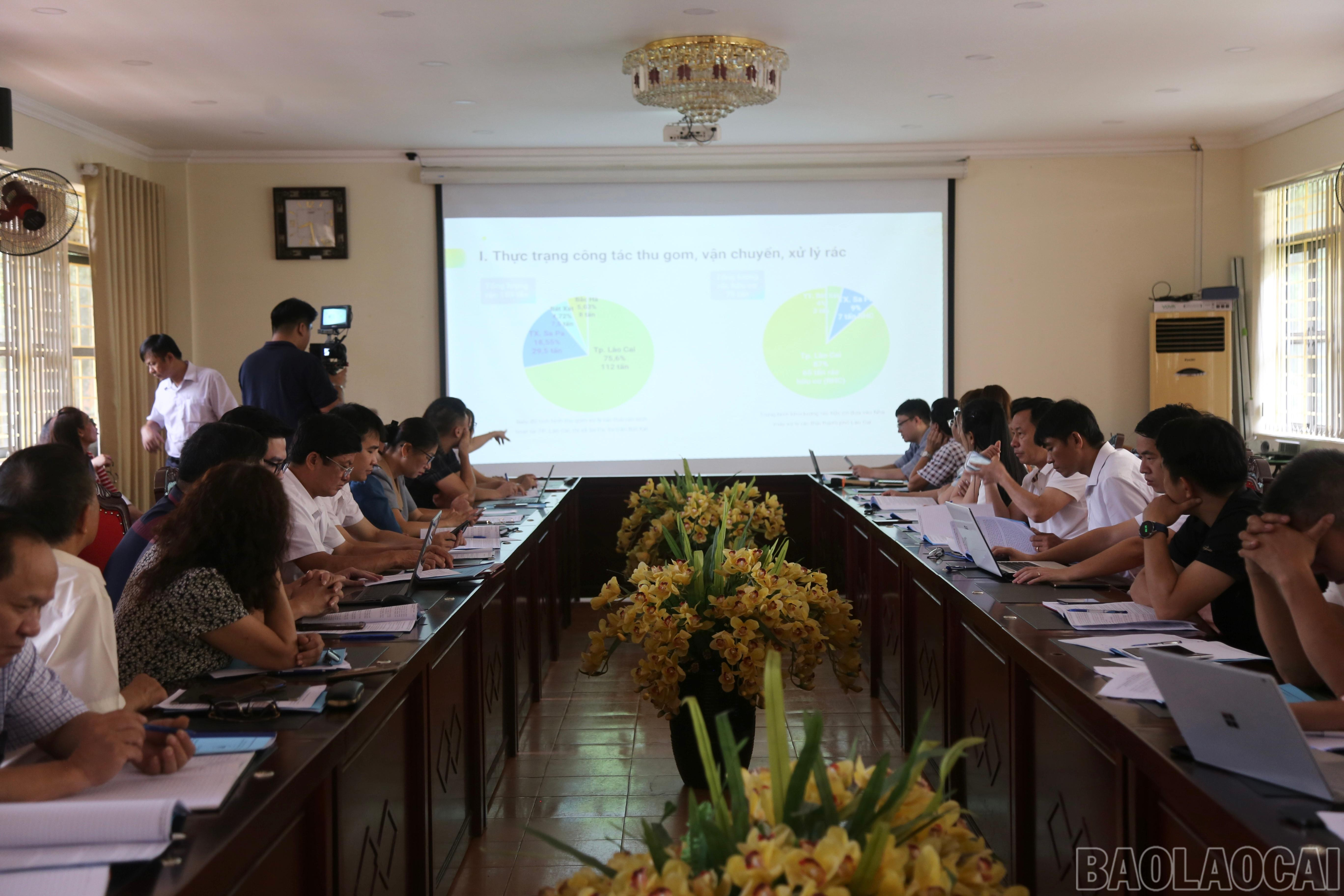 Các đại biểu theo dõi báo cáo việc phân loại, thu gom và xử lý rác thải sinh hoạt trên địa bàn tỉnh. AB186515-D065-4517-8E30-D11828A0538E.jpeg