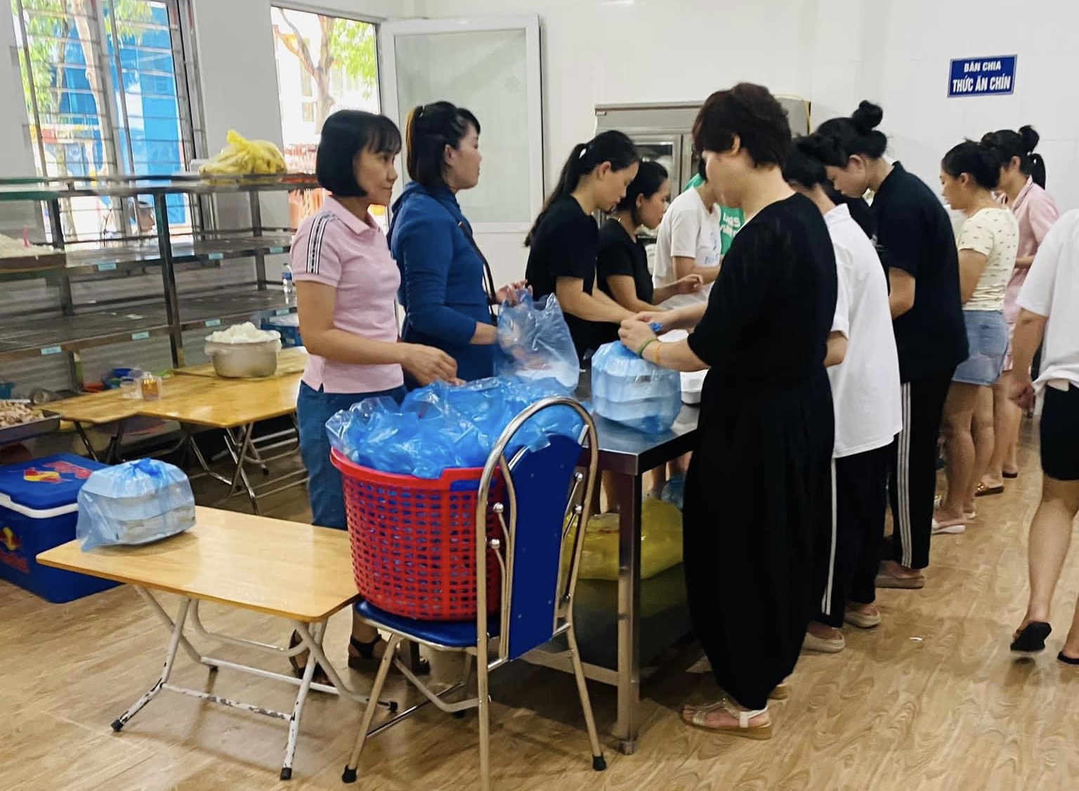 Bếp ăn tại Trường Mầm non Trumpkids Kindergarten Lào Cai những ngày qua luôn "đỏ lửa" để nấu cơm ủng hộ người dân vùng lũ. E1F71A39-87F5-4FE1-9FCD-A9DDB10DE3CB.jpeg